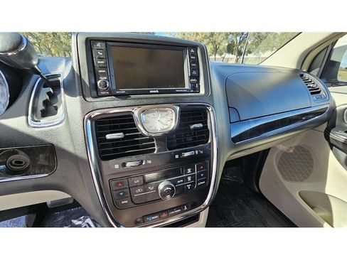 Used 2015 Chrysler Town & Country Touring image 27