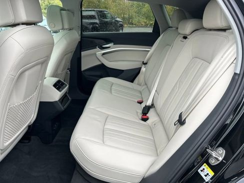 Used 2024 Audi Q8 e-tron Premium image 16