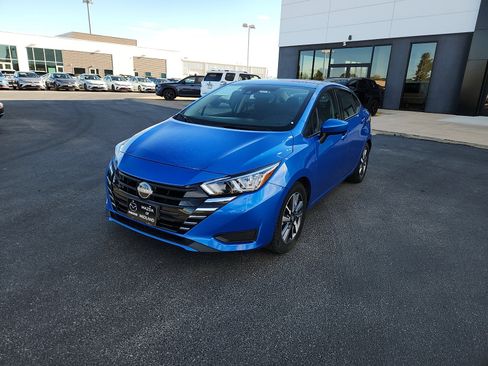 Used 2023 Nissan Versa SV image 3