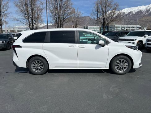 Used 2025 Toyota Sienna LE image 6