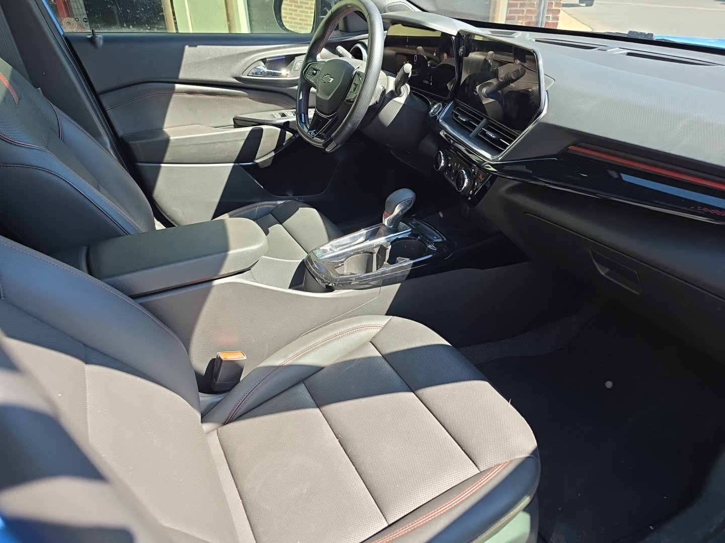 Used 2024 Chevrolet Trax RS w/ Sunroof Package FWD image 33