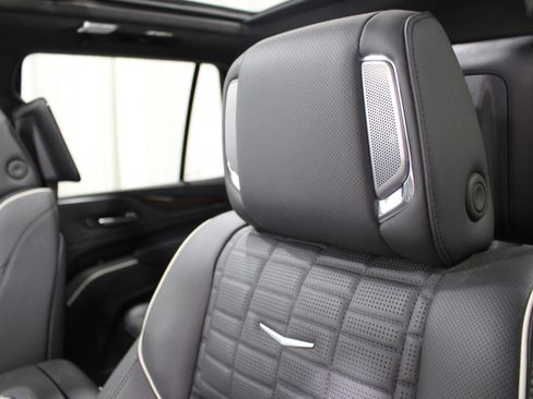 Used 2022 Cadillac Escalade Premium Luxury Platinum image 4