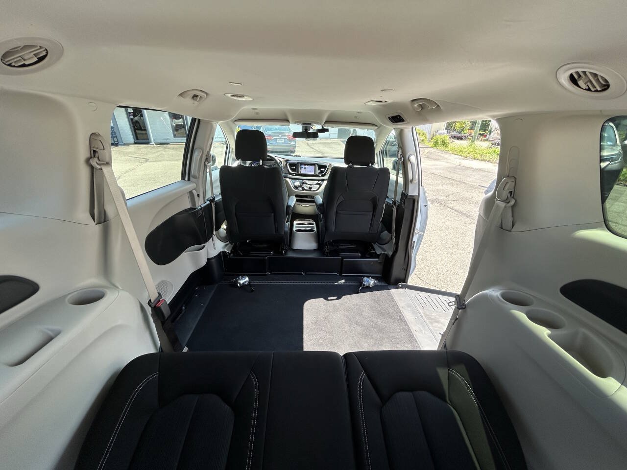 Used 2022 Chrysler Voyager LX FWD image 11