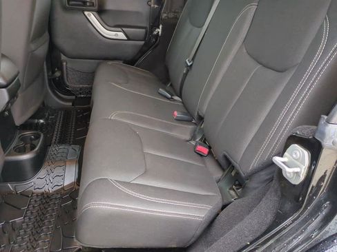 Used 2017 Jeep Wrangler Unlimited Sahara w/ Connectivity Group image 19