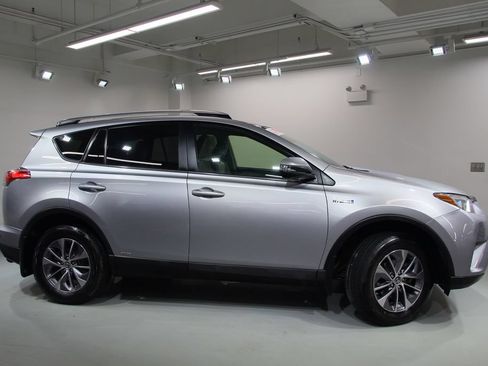Used 2018 Toyota RAV4 XLE AWD/4WD image 11
