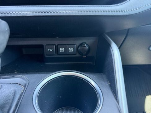 Used 2021 Toyota Highlander XLE AWD/4WD image 21