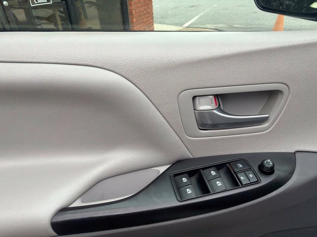 Used 2016 Toyota Sienna LE FWD image 17