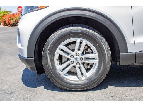 Certified 2023 Ford Explorer XLT w/ Equipment Group 202A AWD/4WD image 5