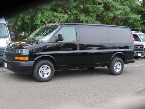 Used 2020 Chevrolet Express 3500 RWD image 2
