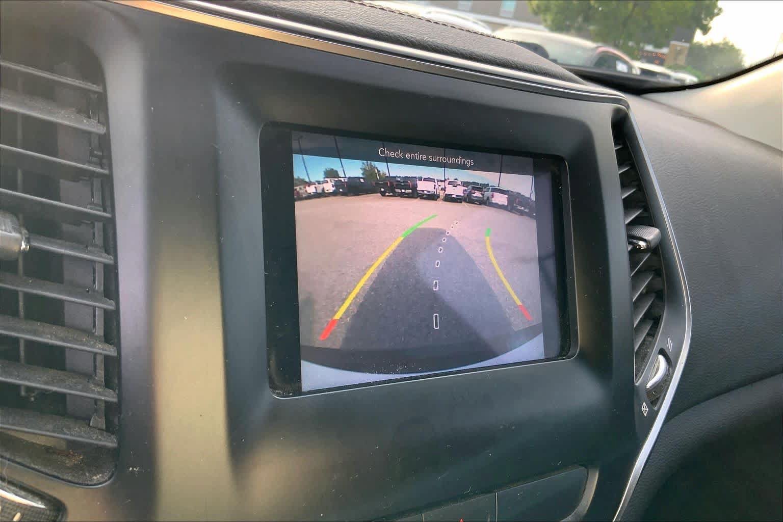 Used 2019 Jeep Cherokee Latitude w/ Cold Weather Group FWD image 27
