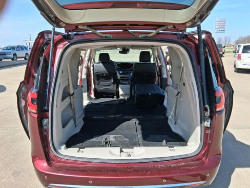 Used 2022 Chrysler Pacifica Touring-L image 19