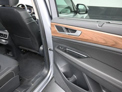 Used 2025 Volkswagen Atlas SE FWD image 18