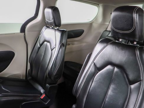 Used 2023 Chrysler Pacifica Touring-L image 24