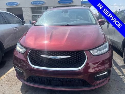 Used 2021 Chrysler Pacifica Touring-L FWD image 2