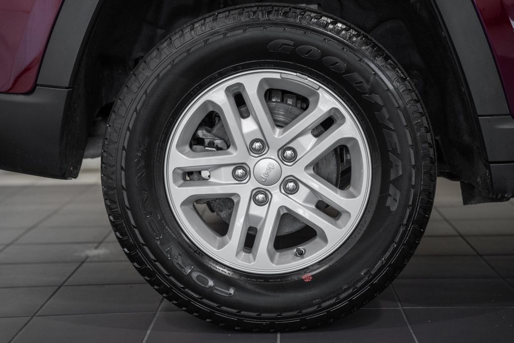Certified 2024 Jeep Grand Cherokee Laredo w/ Luxury Tech Group I AWD/4WD image 17