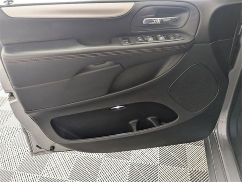 Used 2016 Dodge Grand Caravan R/T image 10