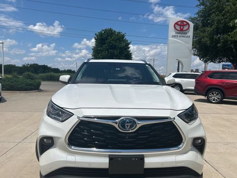 Used 2020 Toyota Highlander Platinum AWD/4WD image 2