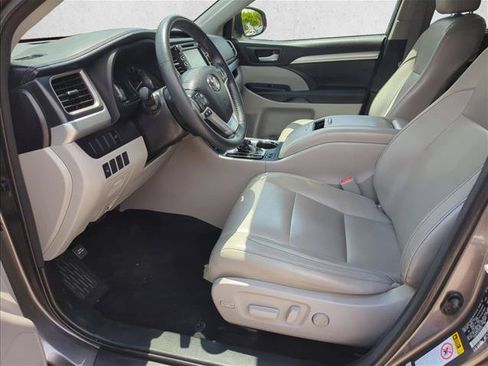 Used 2015 Toyota Highlander XLE FWD image 13