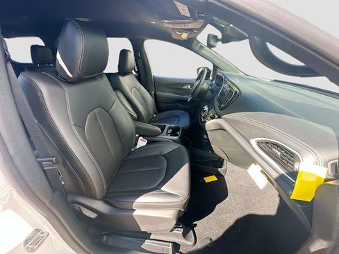 New 2026 Chrysler Pacifica Select image 31