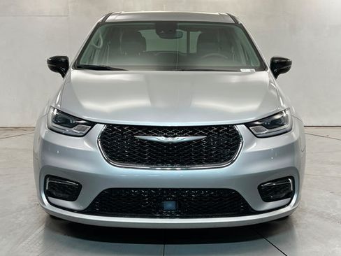 Used 2024 Chrysler Pacifica Touring-L FWD image 8