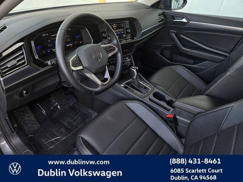 Certified 2023 Volkswagen Jetta SE w/ Panoramic Sunroof Package image 9