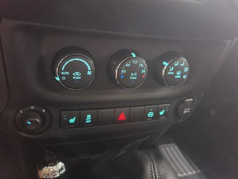 Used 2012 Jeep Wrangler Unlimited Sahara AWD/4WD image 29