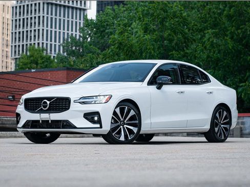 Certified 2022 Volvo S60 B5 Momentum w/ Premium Package AWD/4WD image 1