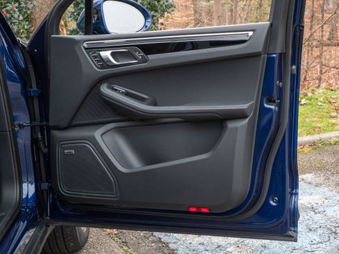 Certified 2025 Porsche Macan image 33