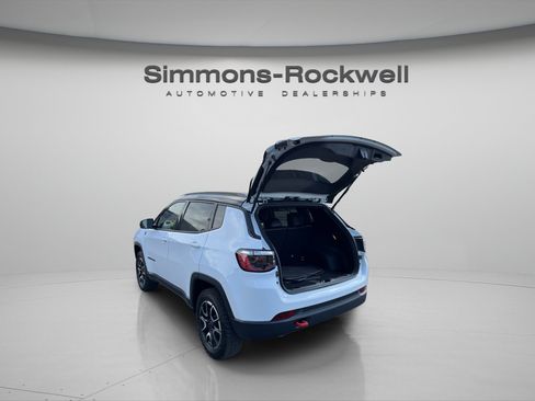 Used 2025 Jeep Compass Trailhawk AWD/4WD image 4