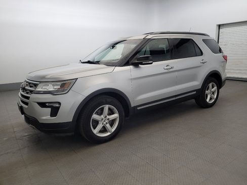 Used 2018 Ford Explorer XLT w/ Equipment Group 201A FWD image 2