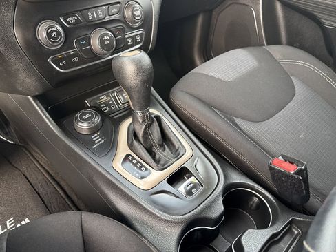 Used 2015 Jeep Cherokee Latitude image 37