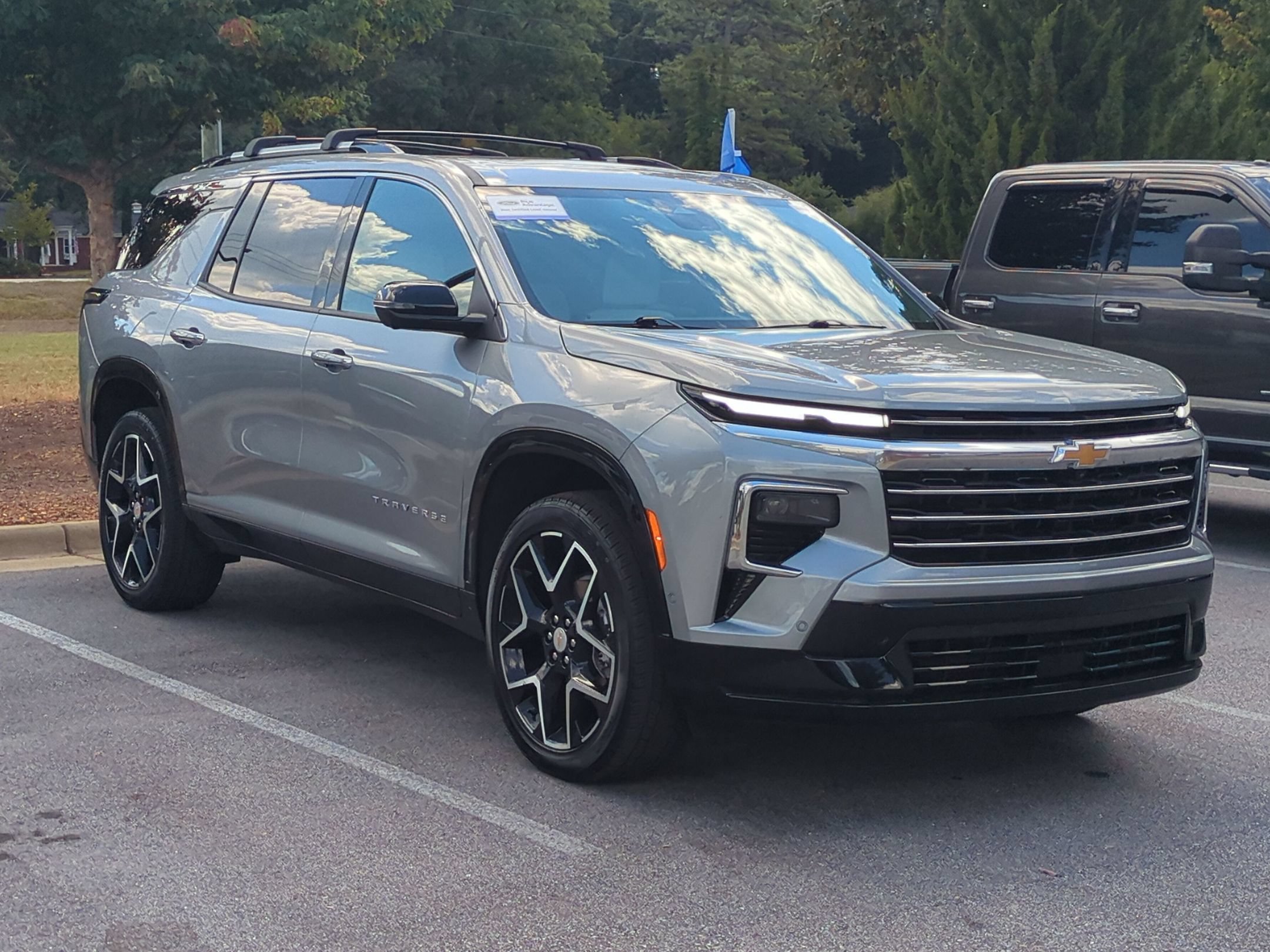 Used 2025 Chevrolet Traverse High Country FWD image 2