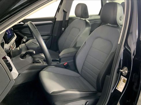 Used 2025 Volkswagen Jetta SE FWD image 22