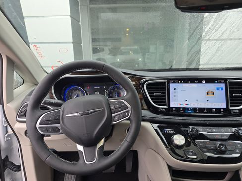 Used 2024 Chrysler Pacifica Limited image 16