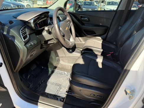 Used 2019 Chevrolet Trax LT w/ Sun & Sound Package image 10