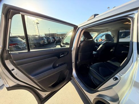 Used 2022 Toyota Highlander XLE image 24