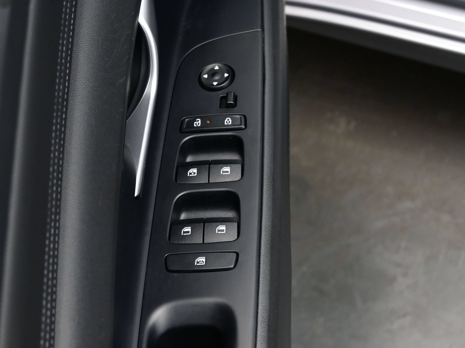 Certified 2025 Hyundai Elantra Limited FWD image 10