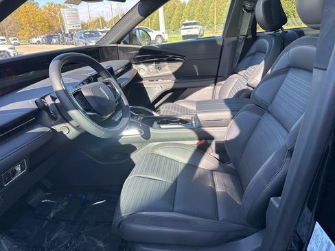 New 2025 Lincoln Nautilus Reserve image 7