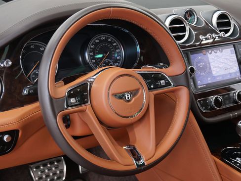 Used 2017 Bentley Bentayga AWD/4WD image 15