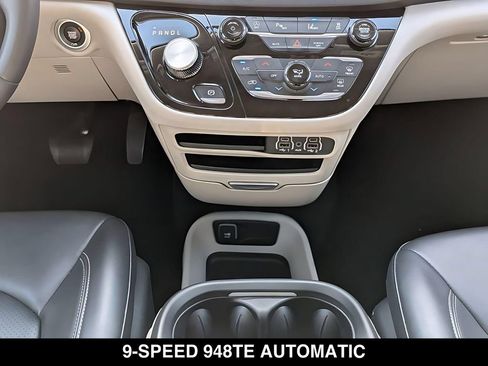 Used 2023 Chrysler Pacifica Touring-L FWD image 18