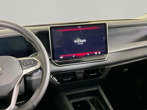 Used 2025 Volkswagen Tiguan SE AWD/4WD image 9