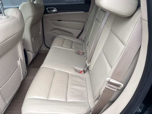 Used 2017 Jeep Grand Cherokee Limited image 16