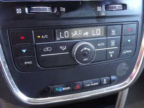 Used 2014 Chrysler Town & Country Touring FWD image 27