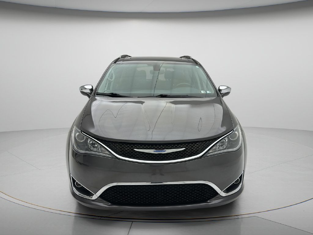 Used 2018 Chrysler Pacifica Limited w/ Tire & Wheel Group FWD image 2