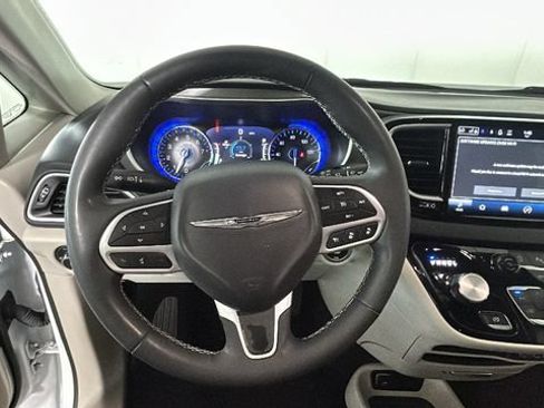 Used 2024 Chrysler Pacifica Touring-L FWD image 14