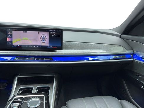 Used 2025 BMW 740i w/ Premium Package image 19