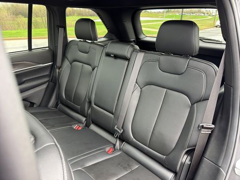 Used 2025 Jeep Grand Cherokee Limited w/ Luxury Tech Group II AWD/4WD image 38