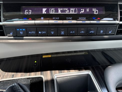 Used 2022 Toyota Sienna Limited FWD image 12