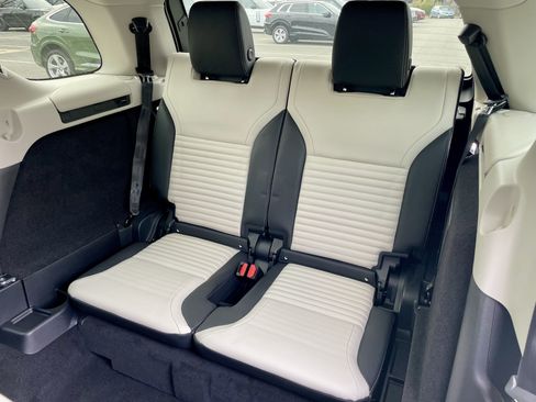 New 2026 Land Rover Discovery Limited Edition AWD/4WD image 33