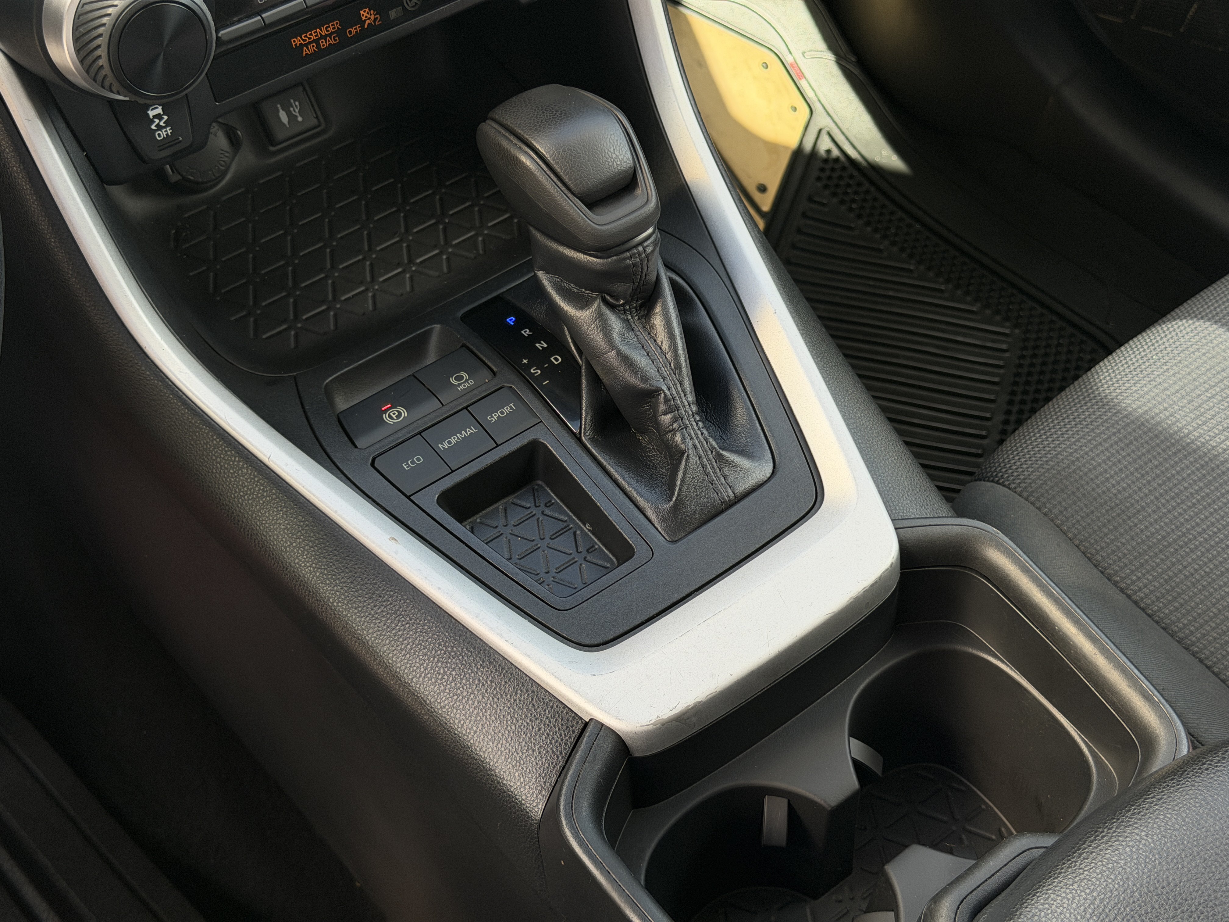 Used 2019 Toyota RAV4 LE FWD image 26